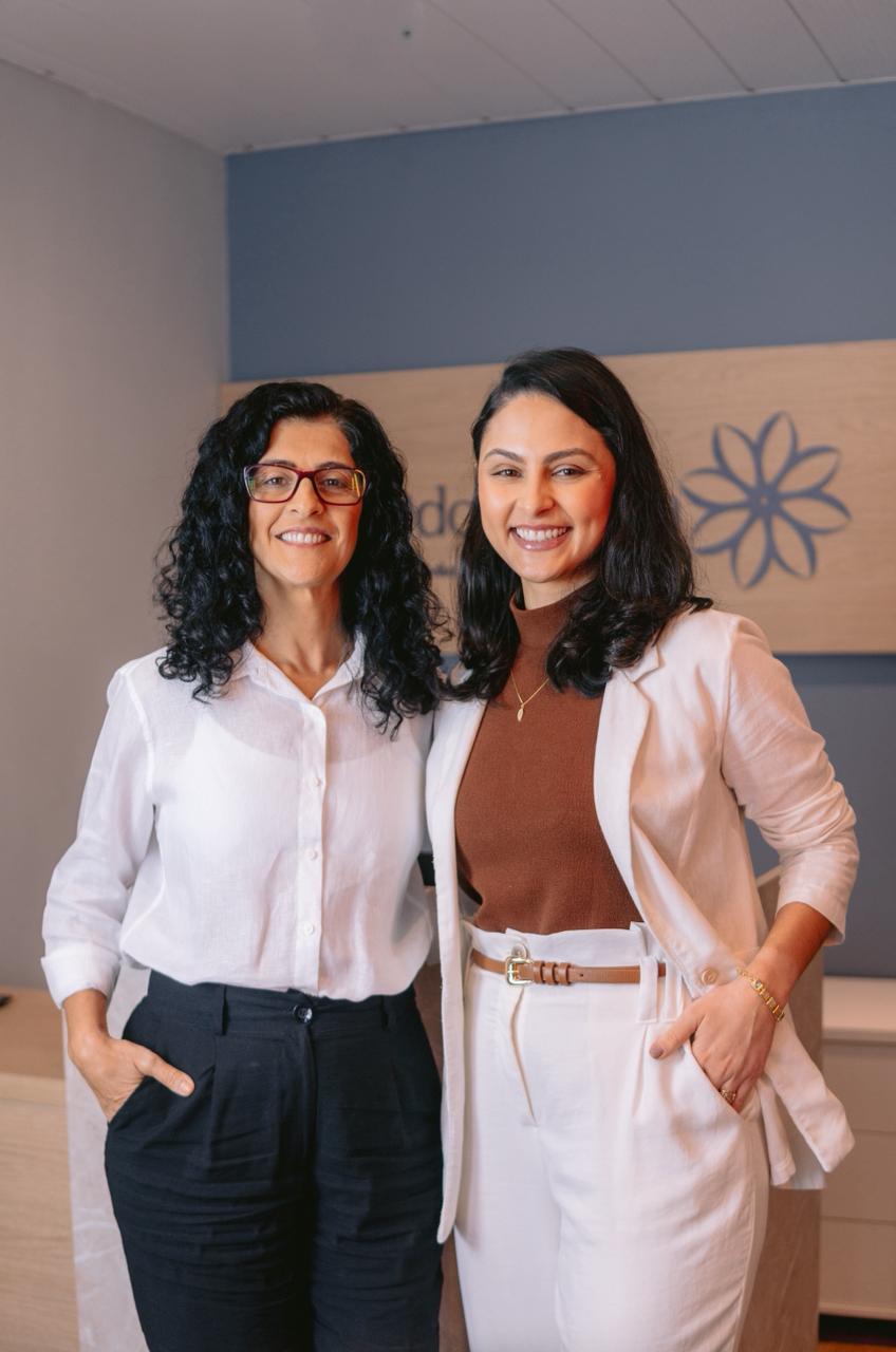 Chyuiene e a mãe, Claudia Pavão, lado a lado na recepção da CP Odontologia.